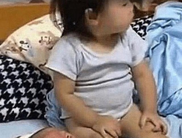 妈妈|2岁姐姐被3个月大弟弟吵醒,一看妈妈不在,姐姐做法太有爱了