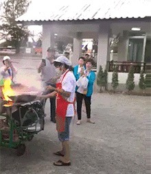 |搞笑GIF：小伙子，这就是嘚瑟的后果，这一下腰估计要废了