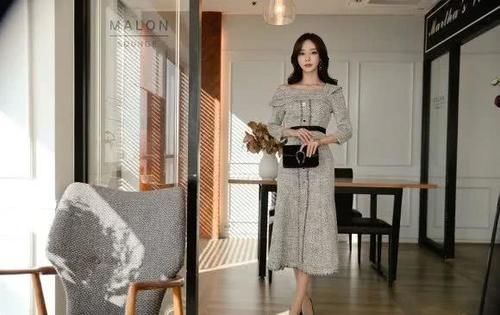  气质|美女穿搭：曼妙幽灰搭肩磨砂衣裙，典雅气质，女人味在蔓延