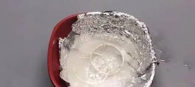 牙膏|银手镯脏了还在用牙膏洗?用这招,简单泡一泡立马明亮如新,(宫银堂)