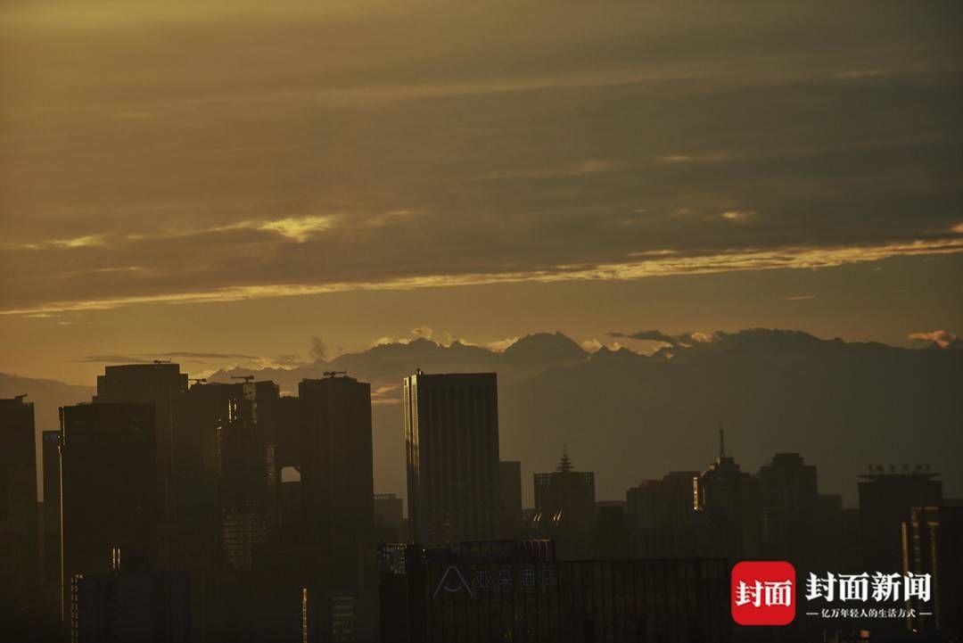 刘陈平|风雨之后雪山与晚霞同框 今夜成都最美