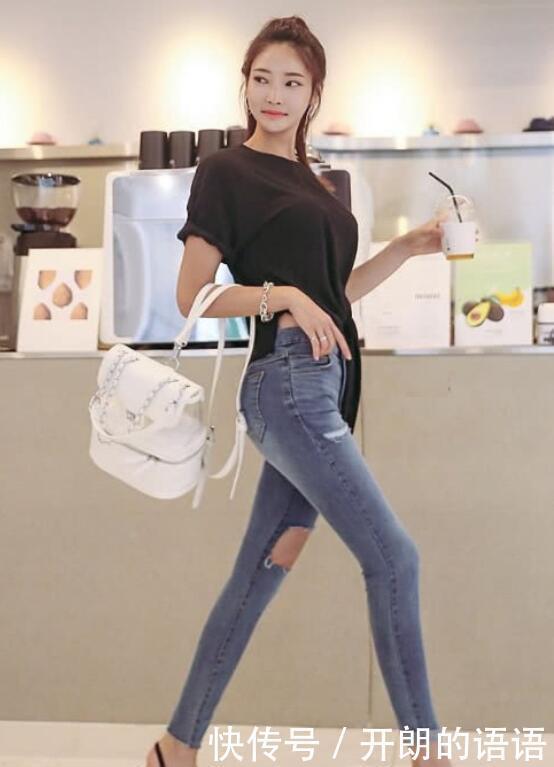 牛仔裤弹性的收腰设计,更加舒适大气,紧身的版型显得时尚优雅