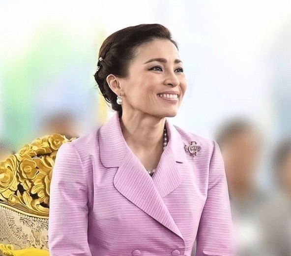 黑长直 苏提达又换新发型!梳黑长直像年轻十岁,气质不输年轻时的诗妮娜