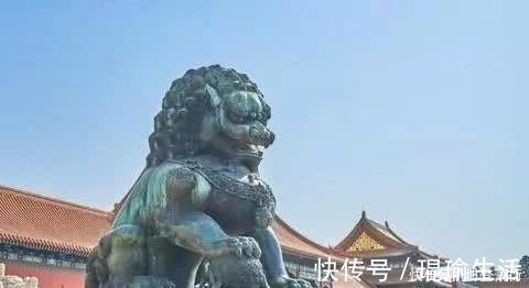 道光年间|故宫门前的石狮子，不要轻易靠近，老人劝游客不要拍