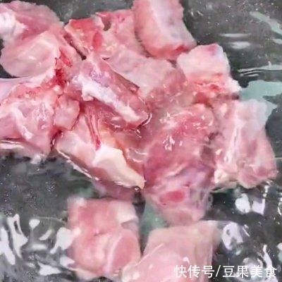 清甜|玉米排骨汤清甜营养又健康，做法还很简单