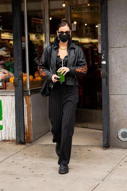 贝拉·哈迪德为秀身材真挺拼，短T恤也撑得起，没170真不敢这么穿贝拉·哈迪德的拼色夹克贝拉·哈迪德的其它夹克