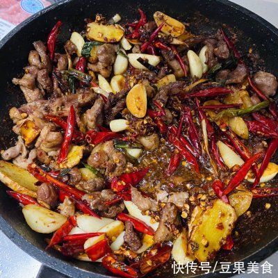 这样做蒜苔麻辣鸭丝，隔壁小孩都馋哭了