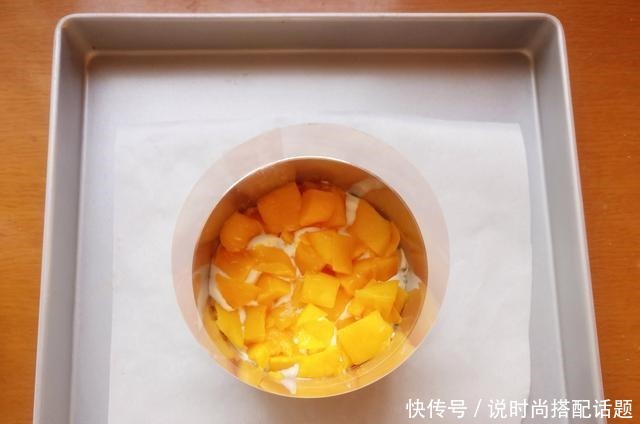 一款不用抹面的奶油蛋糕,非常适合新手学做,颜值和味道不输买的