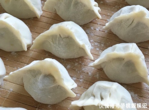 生饺子万万不可直接放冰箱！饺子店老板的独门诀窍，再也不怕粘连