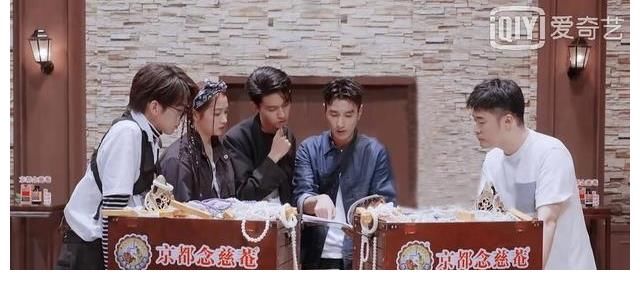 植入|全程都在叫妈妈，关晓彤胆子原来这么小？这个节目还有一个大问题