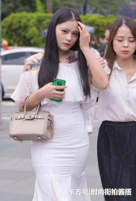 蕾丝 回头率爆表的裹身裙搭配蕾丝一字肩穿搭,在街上宛如一位冰山公主