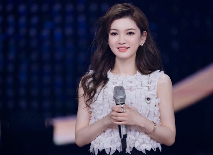 她靠《好声音》成名,和杨坤炒绯闻,如今整容变样无人识