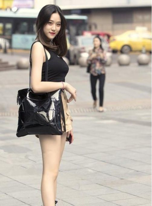 街拍:轻装出行的美女,身材气质真的无话可说