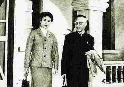 再次|溥仪晚年与妻子重游故宫,再次看到龙椅时说了一句话,字字心酸!