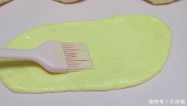 自制面包乐趣多,加上炼乳和葡萄干,又香又软味道赞,做法分享