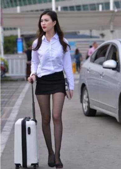 美感 力求简洁大方的造型美感，首先要选择简洁得体的装扮
