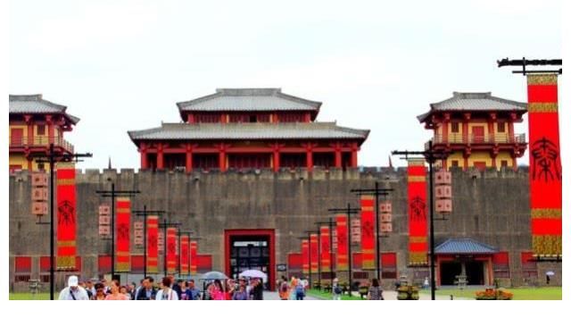 陈凯歌花12亿建造秦王宫，结果票房惨淡，如今靠游客门票年入10亿