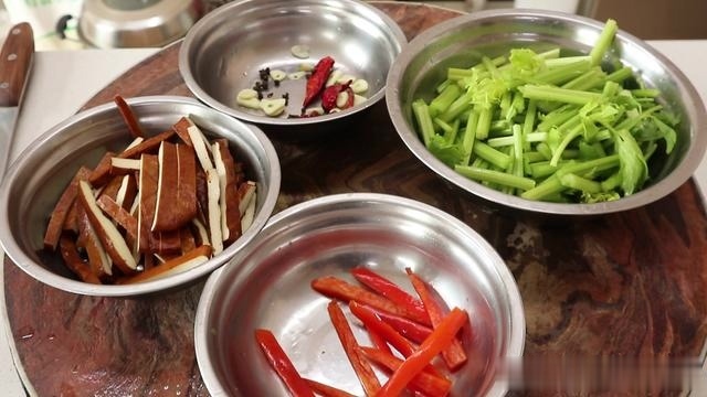 这才是芹菜炒香干最好吃的做法，芹菜爽脆香干嫩，原来是这样做的