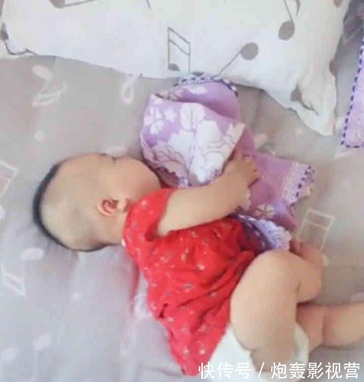 枕巾|爸爸陪着姐弟俩睡觉,接下来发生的一幕,让妈妈彻底无语!