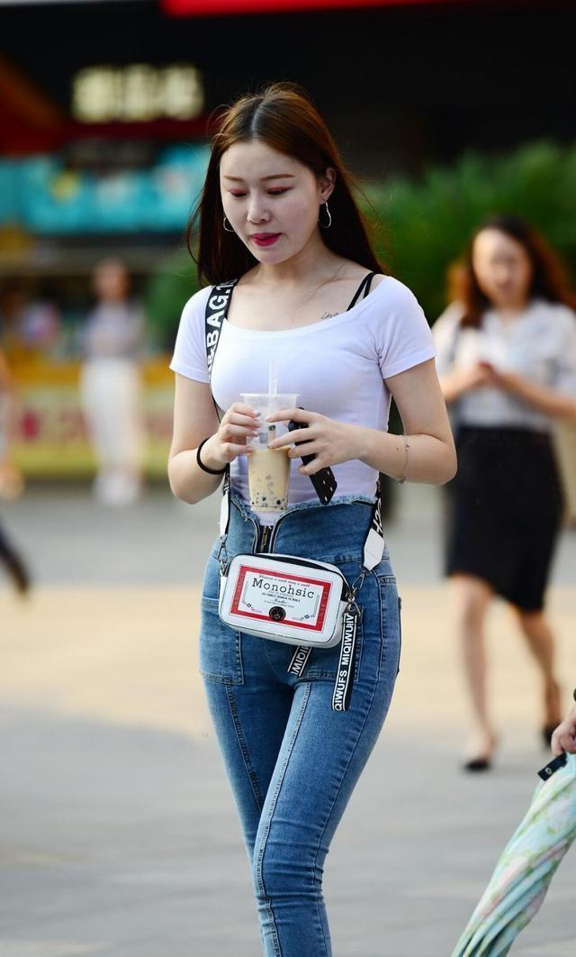 微胖|微胖女性的穿搭, 还是要以“高腰裤”为主, 才不会让你“栽跟头”