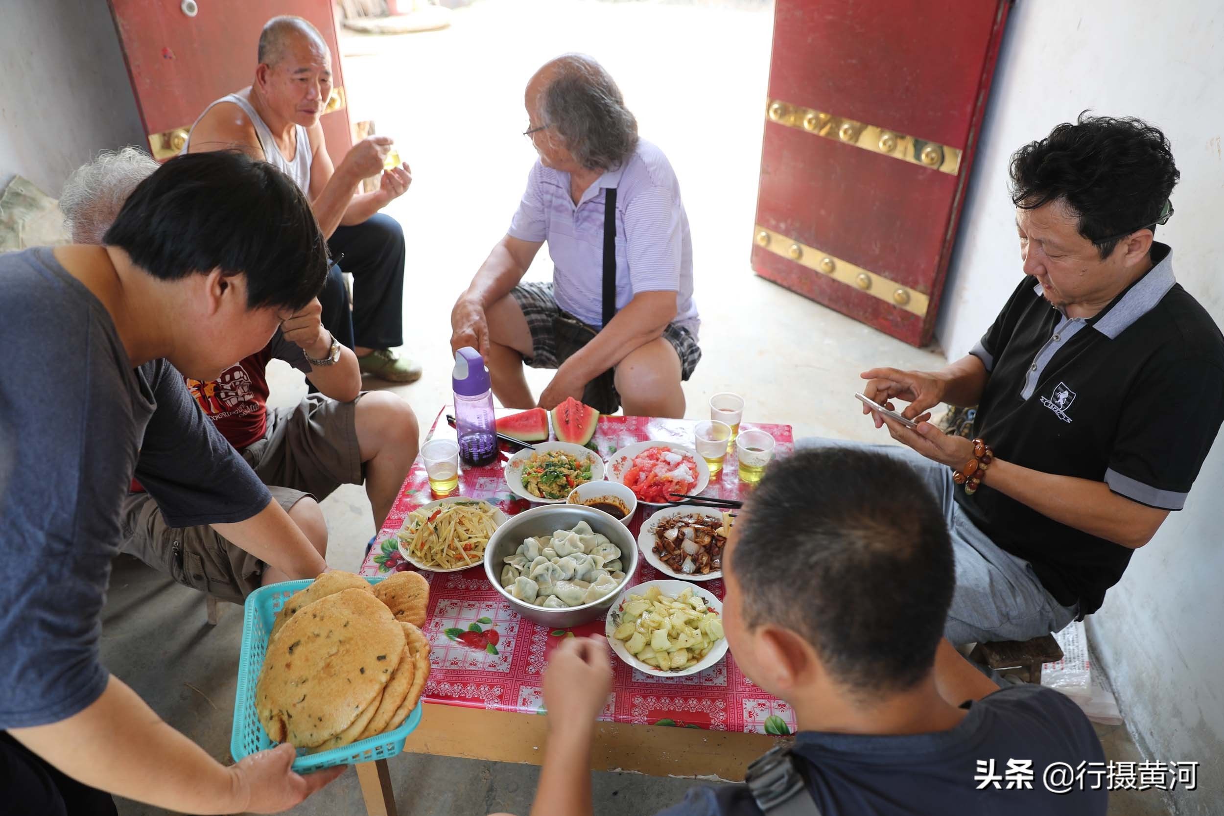 董大娘|阔别60年表哥回乡探亲，农家大妈准备了什么饭菜招待，还抹了眼泪