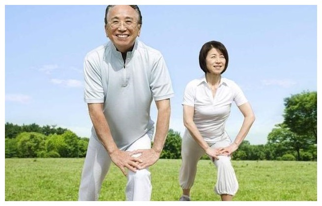 中老年人|男性如果过了50岁,这4件事还能做到,可能身体素质还不错