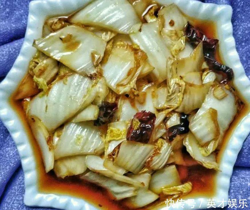 做醋溜白菜，万万不可直接下锅炒，多做一步，白菜脆嫩多汁更入味