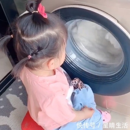 情结|宝宝发现被子被洗了,气得直跺脚,无奈之下的决定把奶奶萌到了