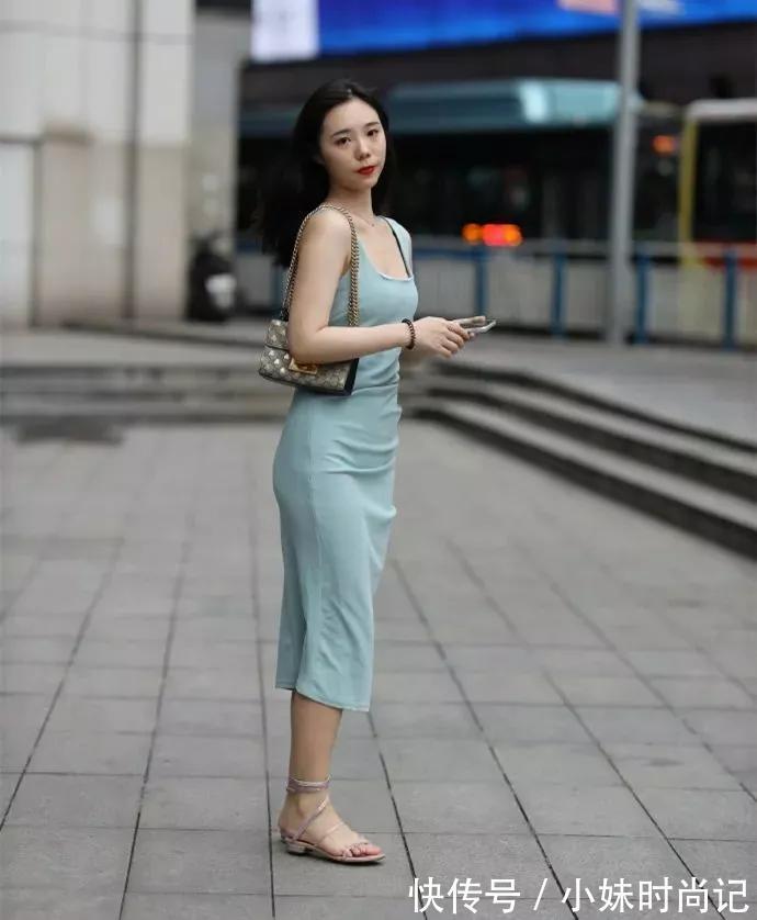 包臀 成熟有韵味的美女,包臀连衣裙搭绑带凉鞋时髦洋气显高级又甜又欲