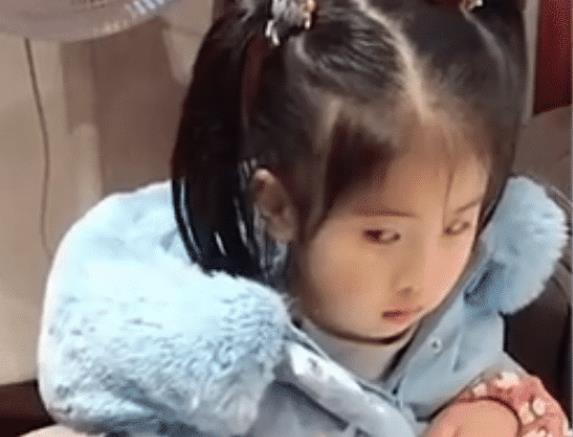 宝妈|二宝欲上前“捣乱”,被姐姐一个“眼神杀”吓退,乖怂表情亮了