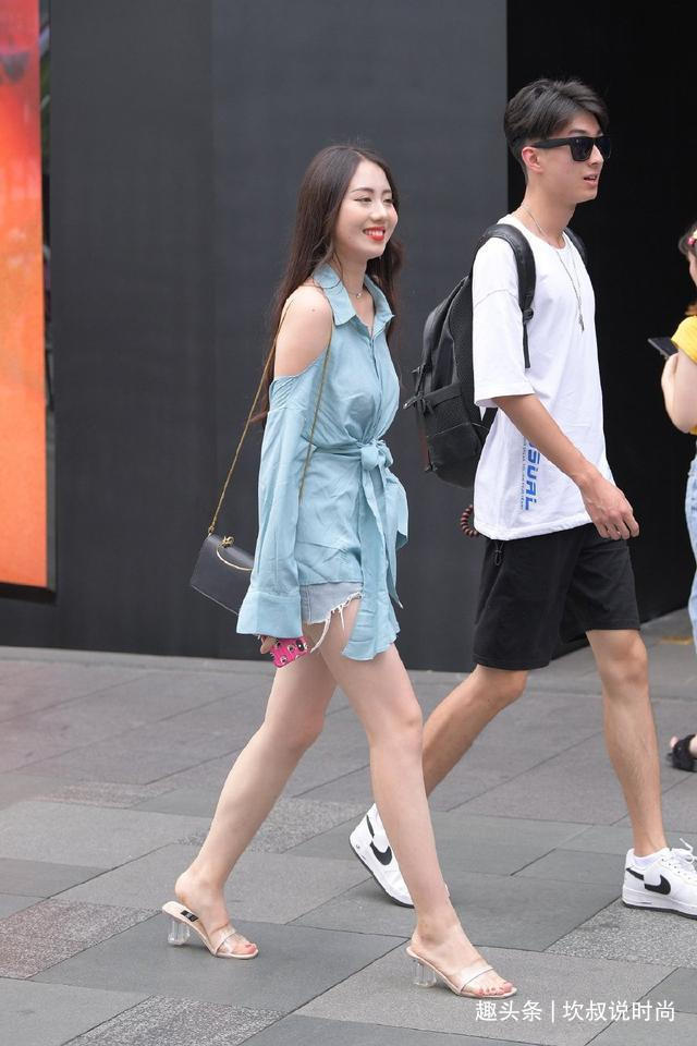 时尚达人的衬衫装,露肩与露背结合,既清凉又有魅力