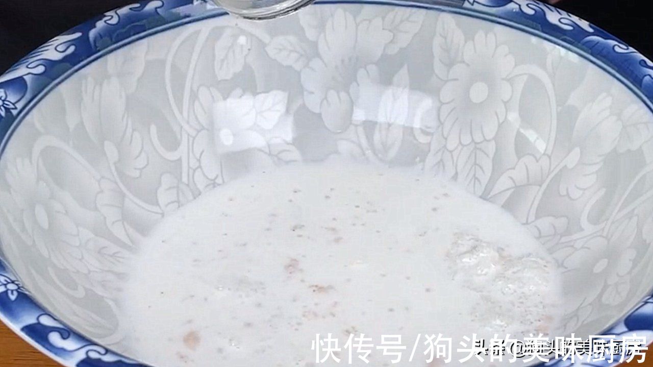 发糕这样做，不用揉面，一搅一蒸就出锅，松软香甜，比面包还好吃