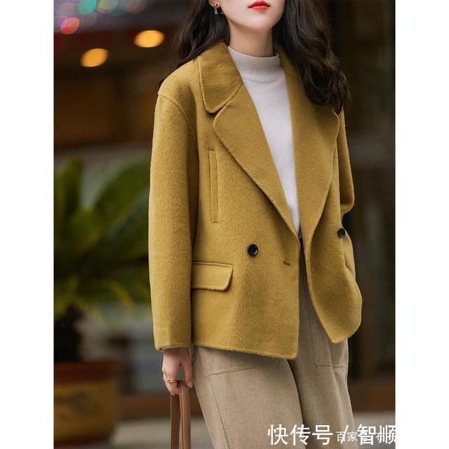 轻奢短外套+高领针织衫+阔腿裤,简直不要太美,通勤穿也很大气