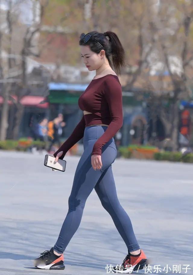 高挑 高挑身材的打底裤美女,风格简单休闲,看上去时尚又可爱