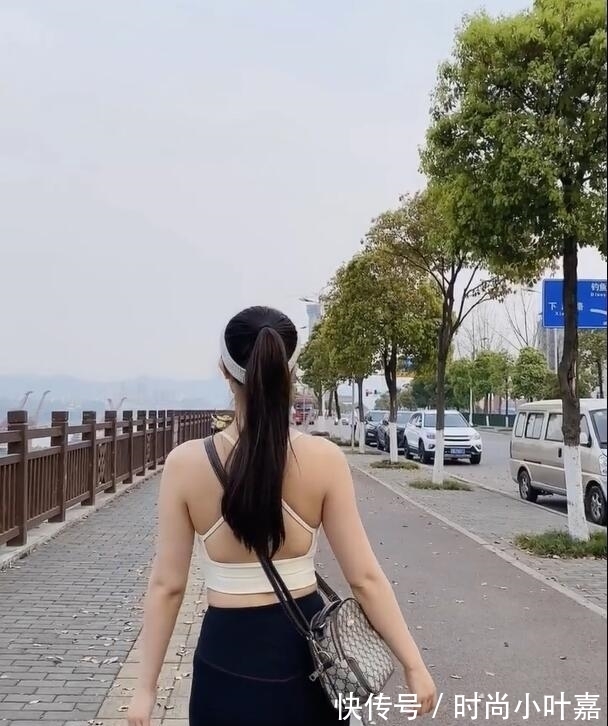 瑜伽裤 干净清爽的健身造型，瑜伽裤外穿，更能凸显自信