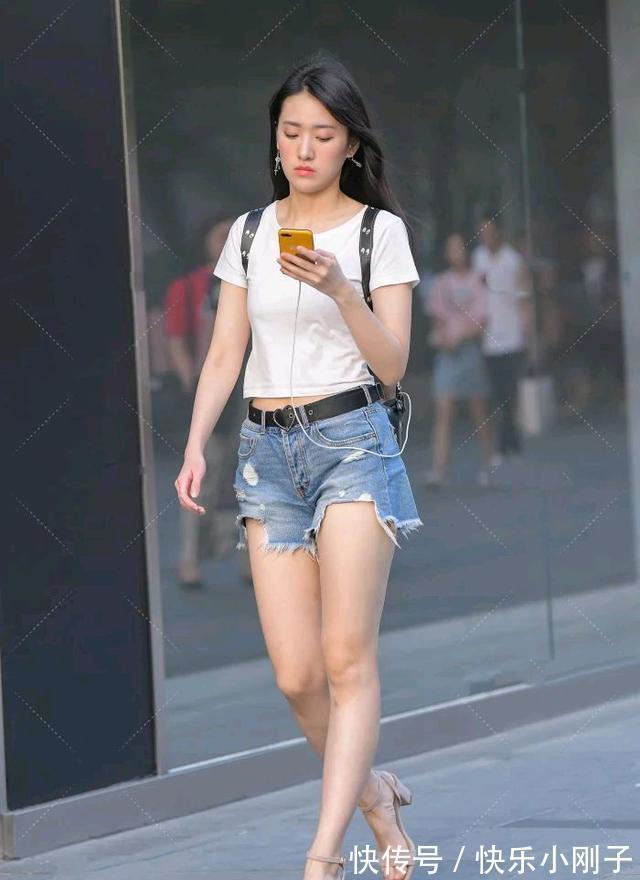 小姐姐 时尚又舒适的穿搭,帮你秀出凸凹有致好身材