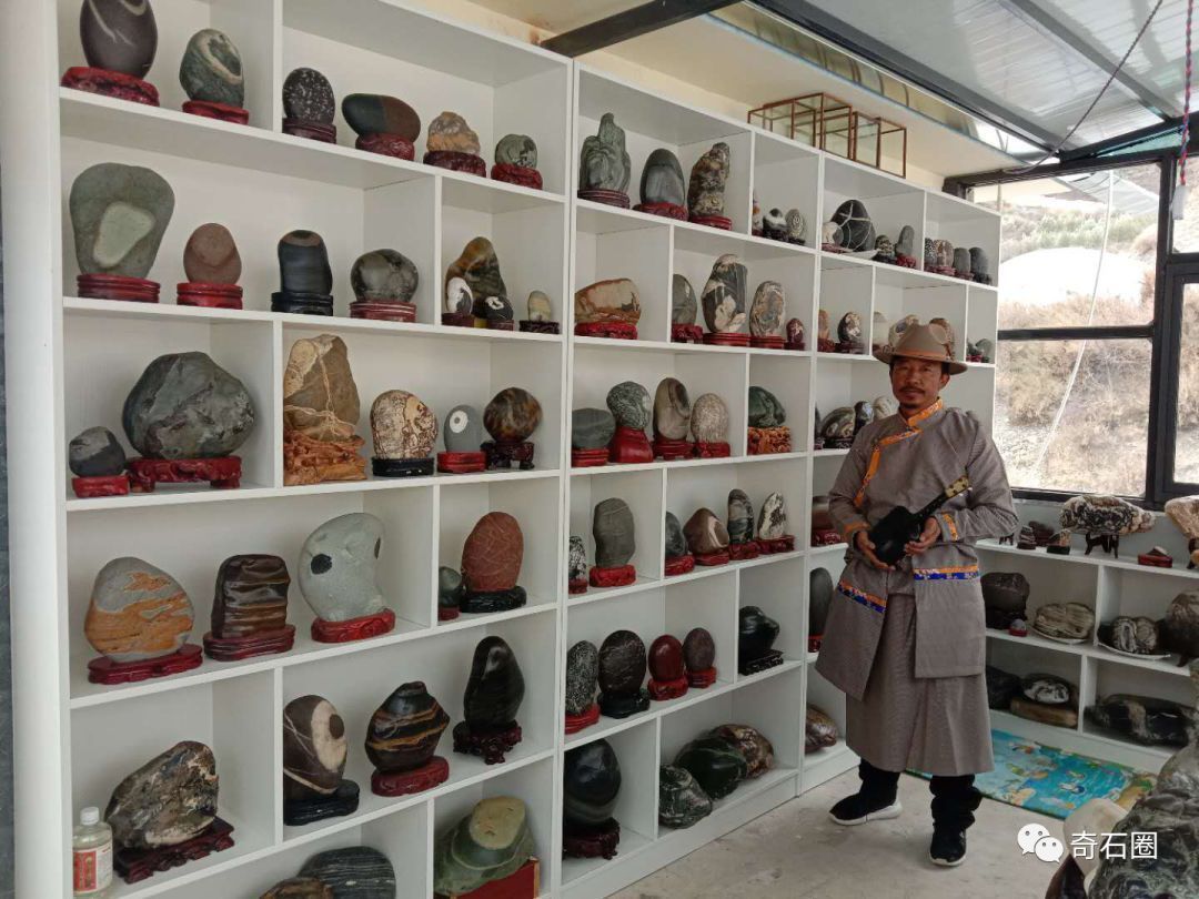 石头|金沙江边的康巴汉子捡了8年石头,摆满了一屋