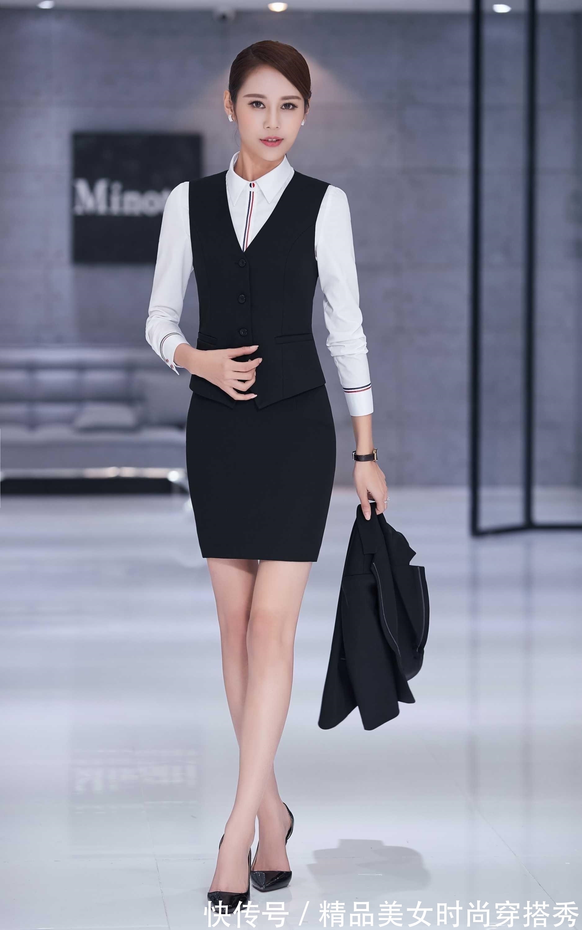 衬衫搭配 白色的衬衫搭配黑色的套装裙,经典又不失时尚感