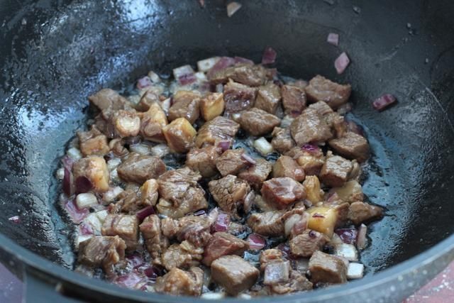 牛肉和土豆是绝佳搭档，这样炒着吃简直香到姥姥家，实在太过瘾了
