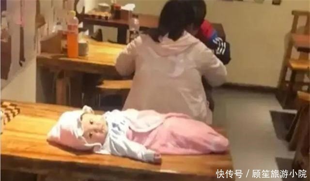 家长|“最可怜宝宝”火了,父母吃烧烤嫌孩子碍事,把娃装进包放凳上