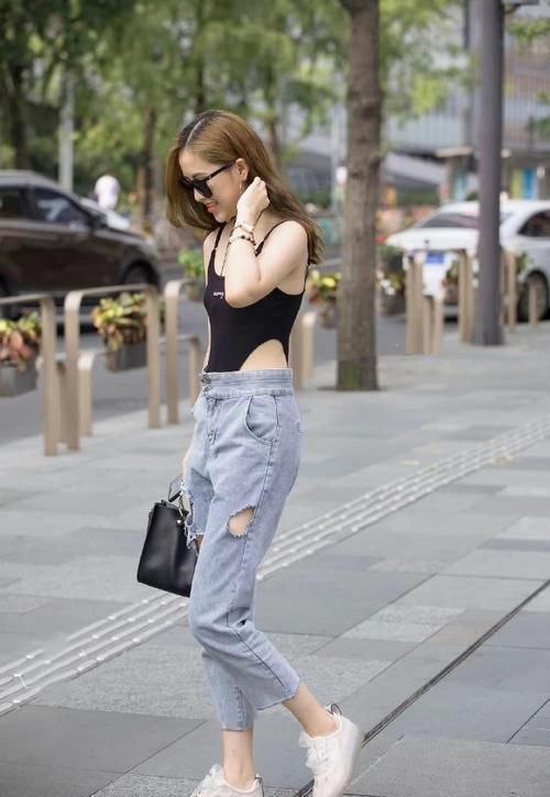 最近火了一种穿法,叫“上面泳衣,下面超短裤”,很洋气