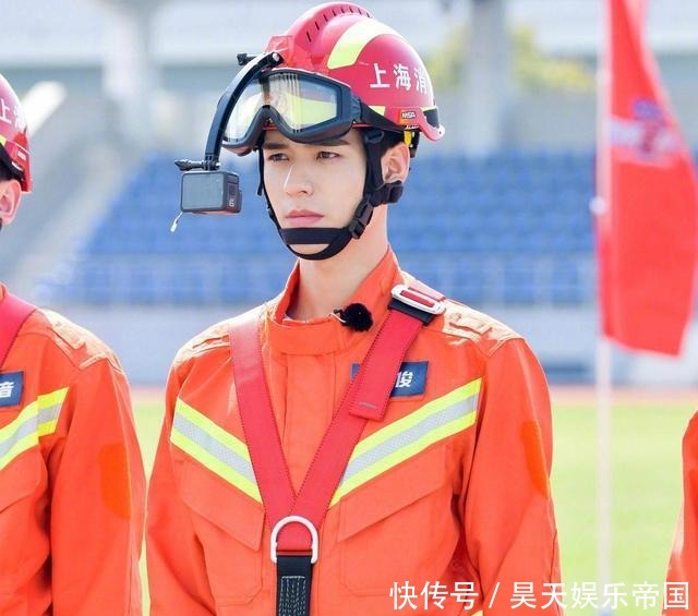 龚俊|《极限挑战》龚俊、邓伦睡醒后素颜怼脸拍,展现真实颜值