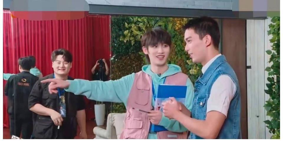 粉丝们|丁程鑫教吴磊撒娇wink，吴磊害羞到低头，丁程鑫反应让人直呼磕到了