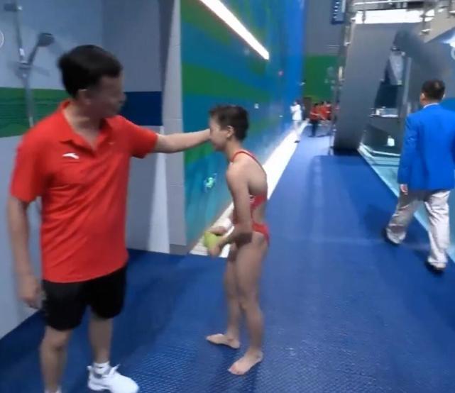 教练|父女情深！全红婵夺冠后，谁注意教练的举动：不是父女胜似父女