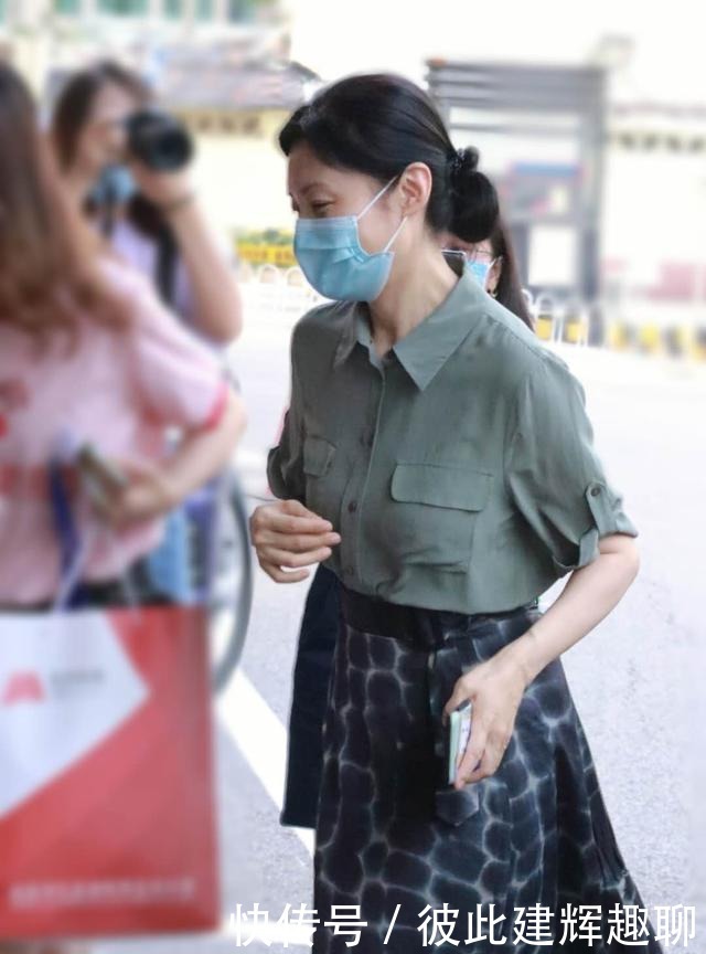 周涛都这么时髦了?绿色衬衣配伞裙,马尾用5毛钱皮筋扎出新花样