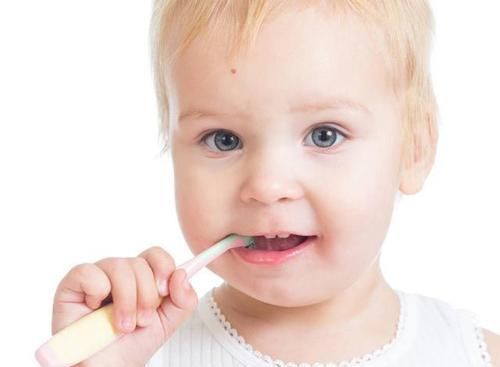 8岁男童长出“双排牙”,被拔掉时疼哭了,得知原因后奶奶崩溃