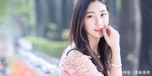 女人味|街拍:粉色上衣的美女,尽显甜美气感,彰显十足女人味,性感迷人