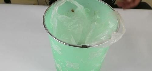 用了20年垃圾桶，才知道塑料瓶盖放垃圾桶上的好处，创意又实用