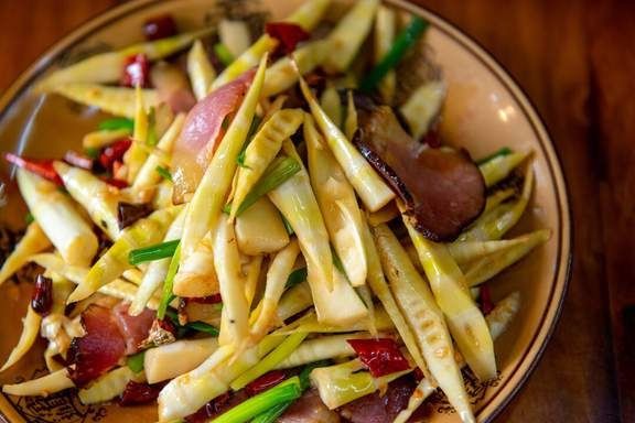 冬天,它和腊肉才是绝配,笋清甜肉咸香,汤汁拌米饭,吃掉一大碗