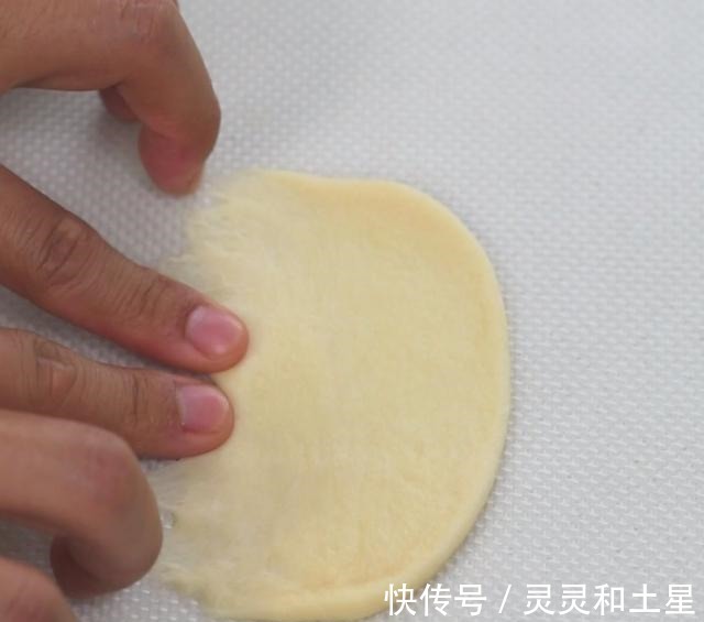 低筋面粉|夏天做面包，2个动作10分钟揉出手套膜，面包松软蓬松一次就成功！